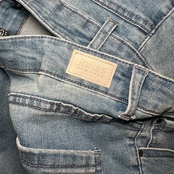 Jones New York | Light wash Lexington Skinny Crop Jeans with Stretch - Picture 4 of 5